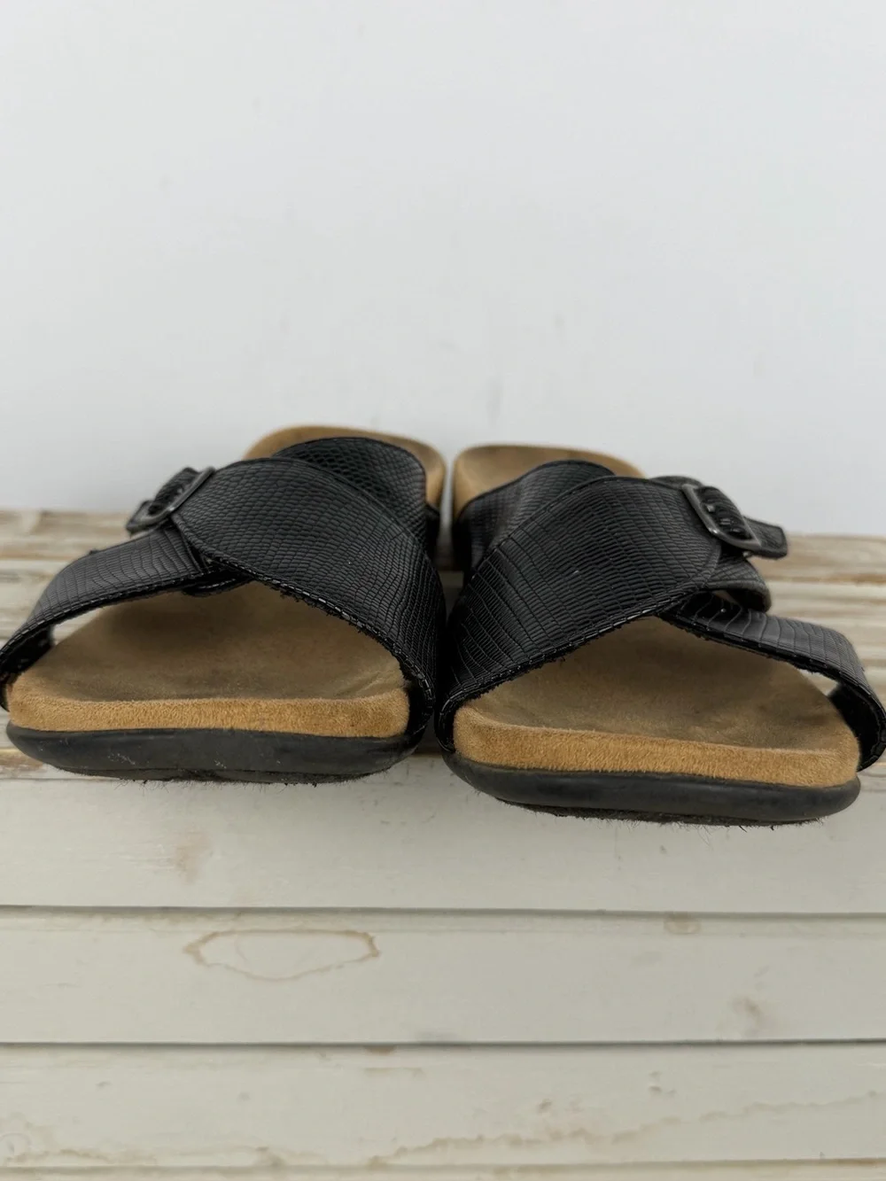Minnetonka black slide sandals textured lizard-embossed crossover strap Sz 8